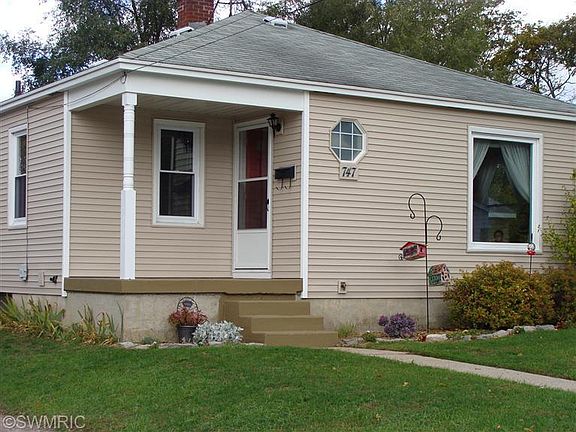 2nd image of 747 Graceland St NE