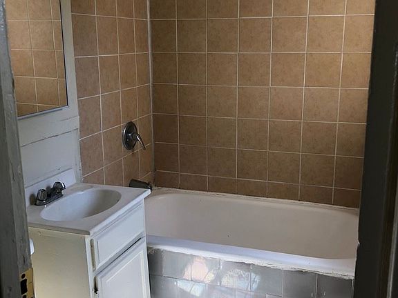 2nd image of 2651 S Manhattan Pl APT 201