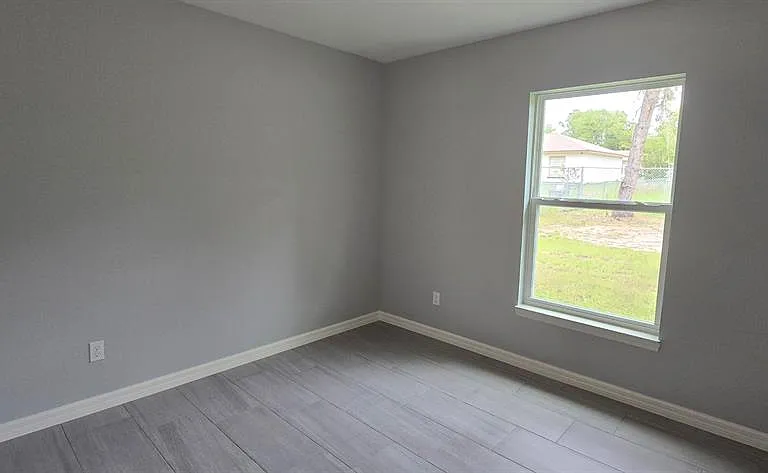 5545 SE 70th Ave — Photo 2