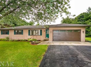 19848 Oakwood Dr, Bloomington, IL 61705