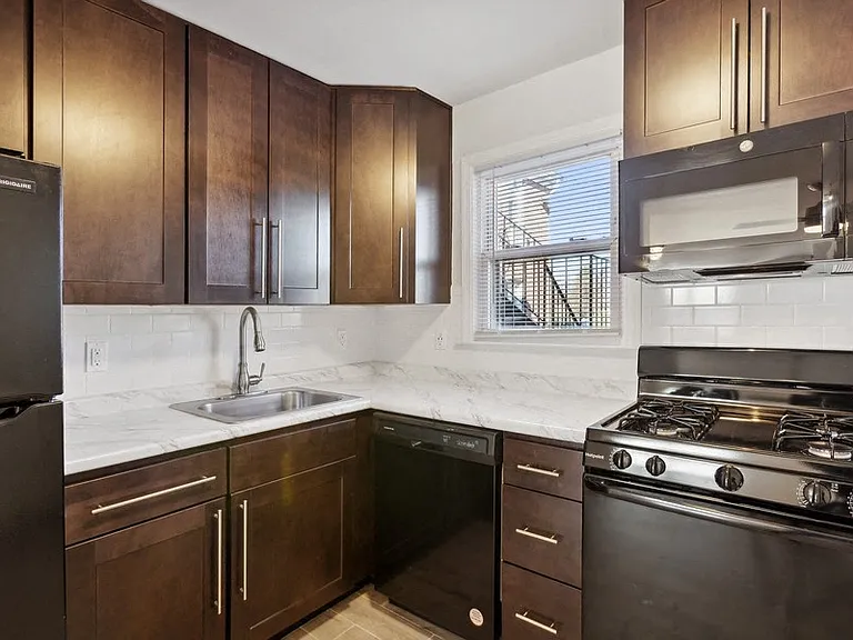 Sherwood Court Apartments — Photo 1