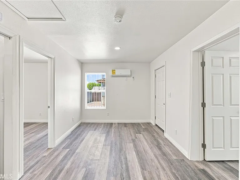 10646 S Wilton Pl — Photo 9