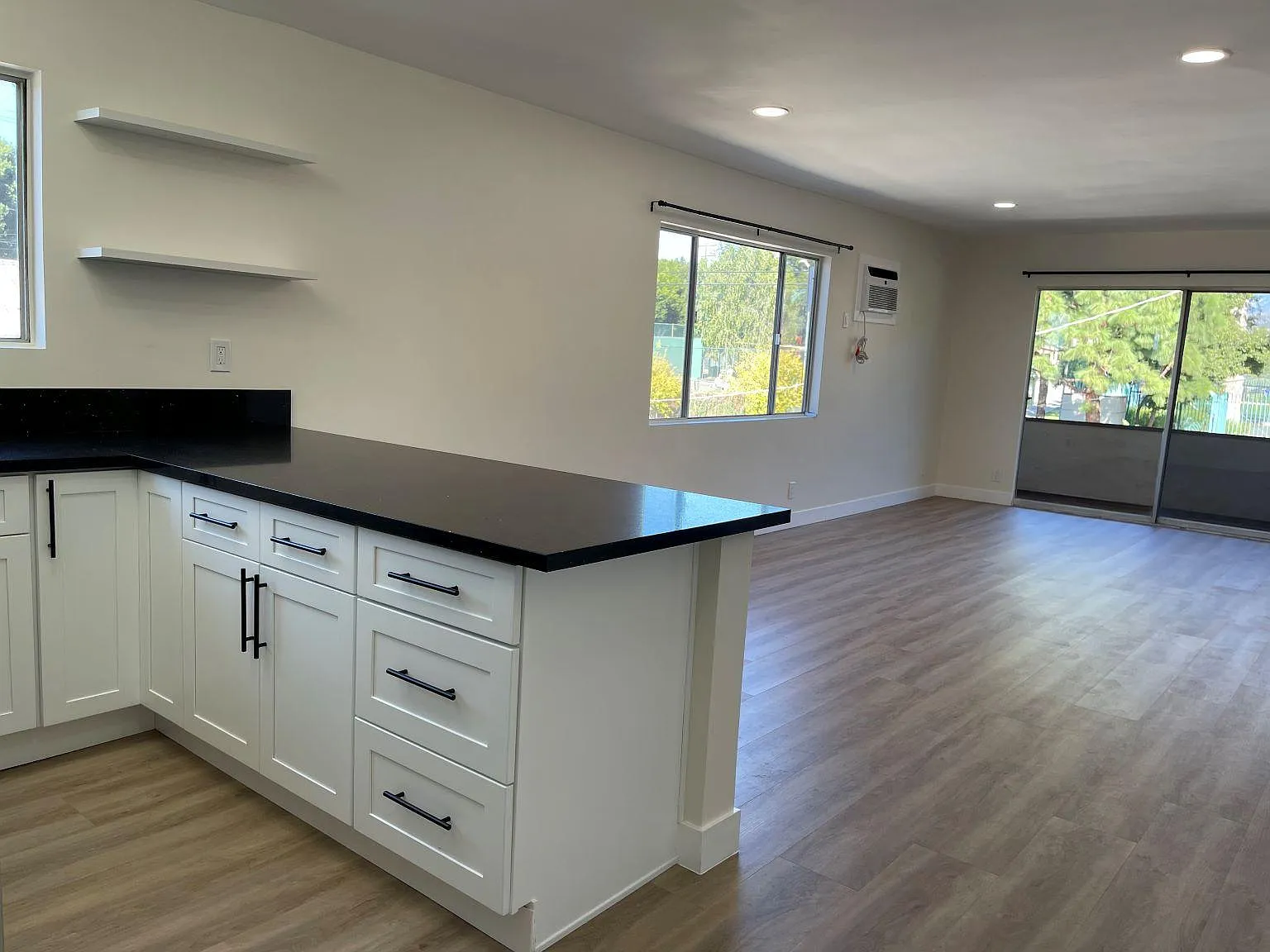 2 bed, 907 sqft, $2,800 — Photo 2