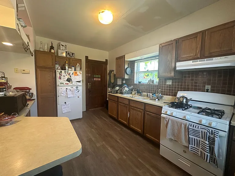 524 E Main St — Photo 3