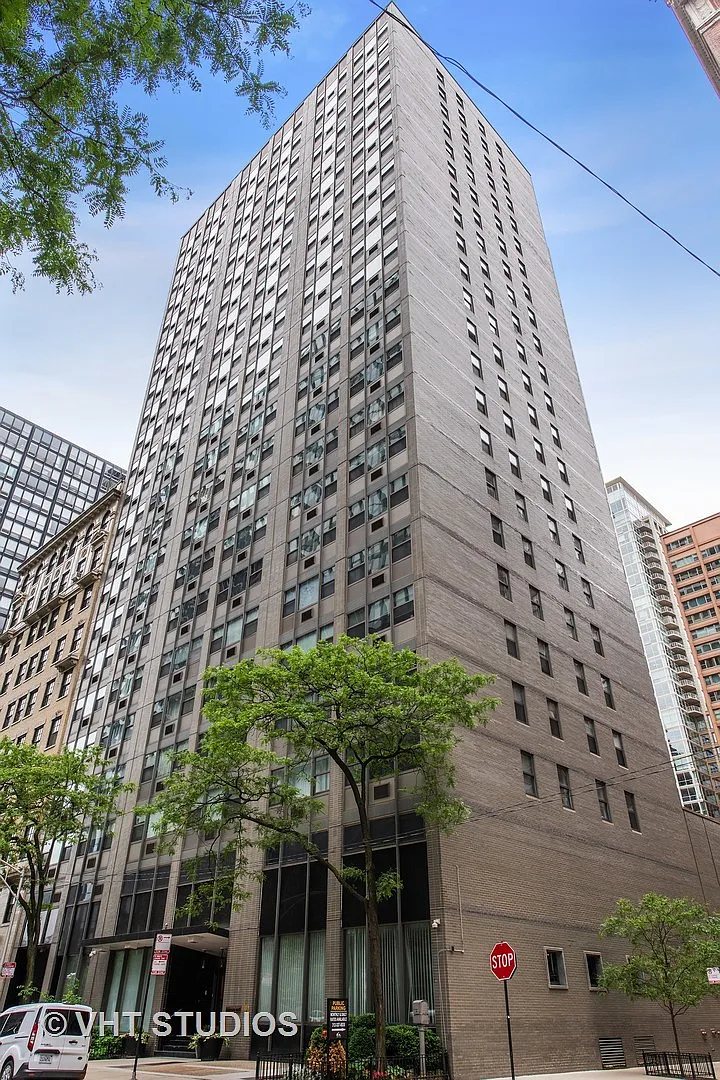 253 E Delaware Pl APT 8A photo 1