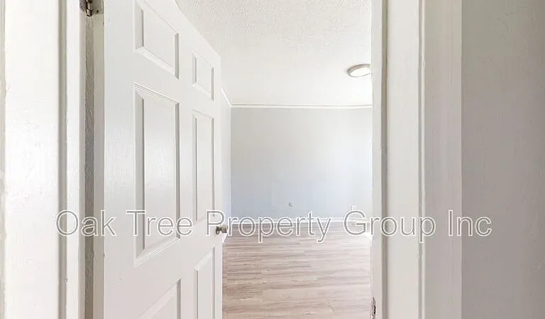 6621 Bancroft Ave — Photo 17