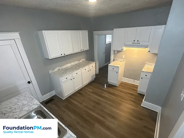 1041 Rosewood Ave — Photo 4