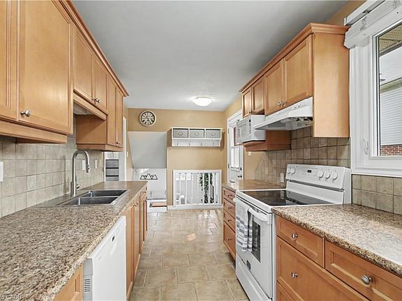 3rd image of 484 Redfox Rd #B