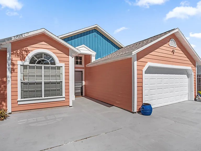 1005 Delnova Ln — Photo 1