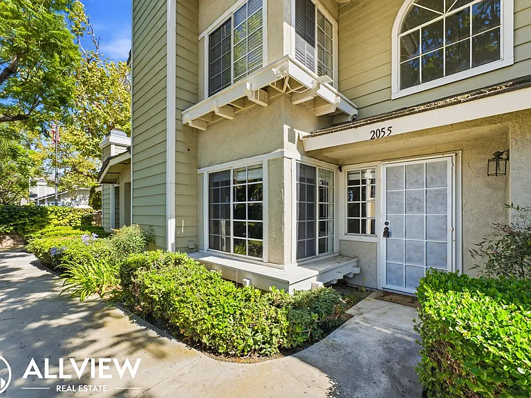 2055 W Lafayette Dr — Photo 2