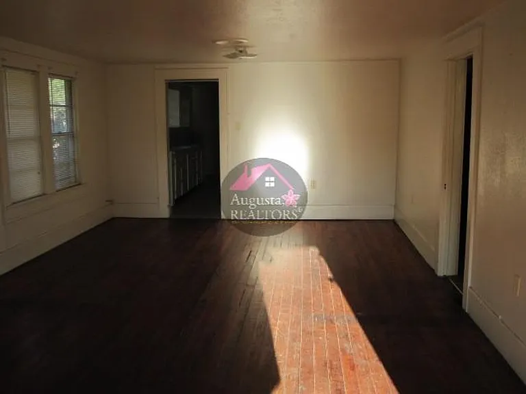 501 & 1/2 S Ash St — Photo 4