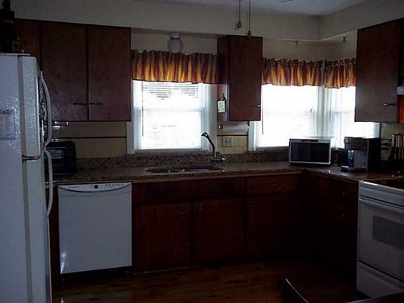 3rd image of 55 Oakwood Ave