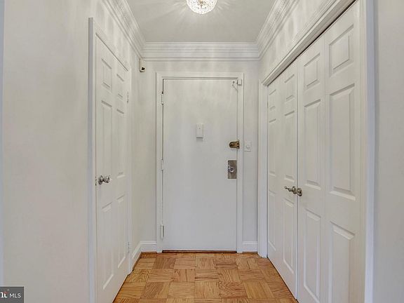3rd image of 10401 Grosvenor Pl APT 327