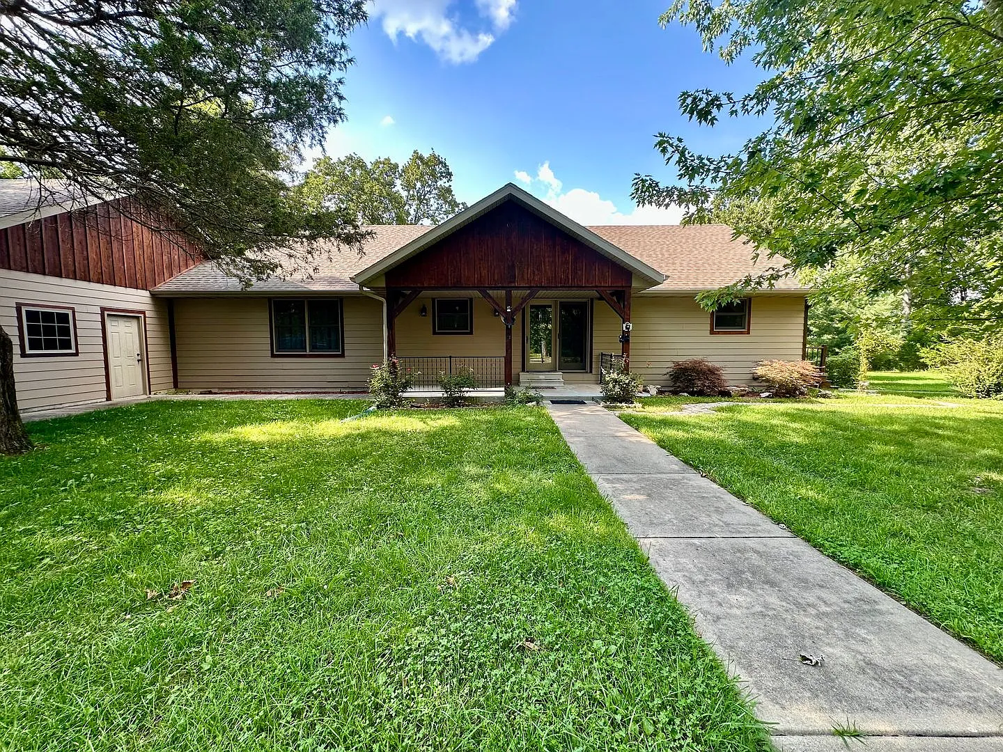 3 bed 2 bath Home in Fordland with 5 acres and a shop — Photo 1