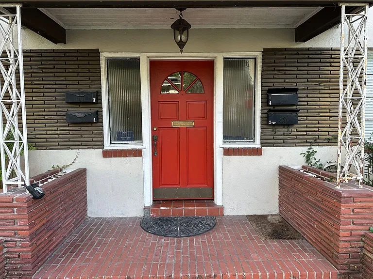 3018 Oak St — Photo 2