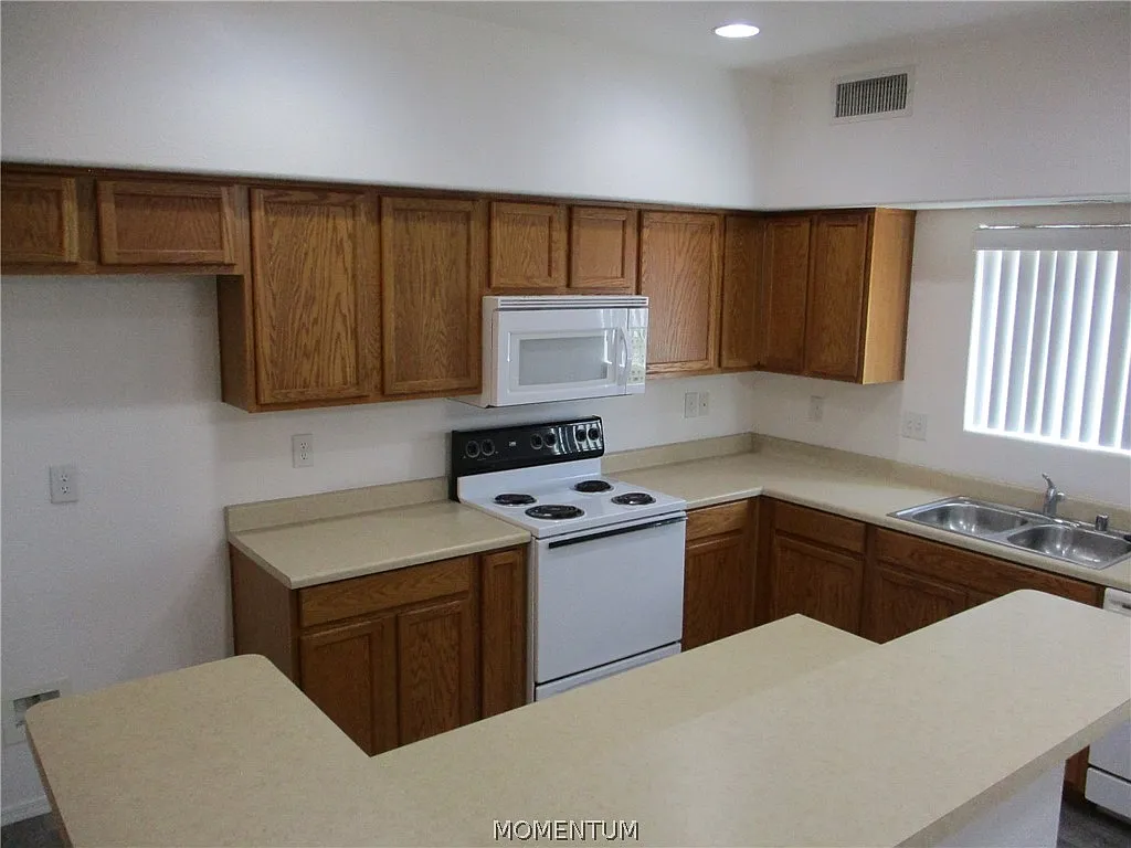 2 bed, 2.0 bath, 900 sqft, $1,100 — Photo 4