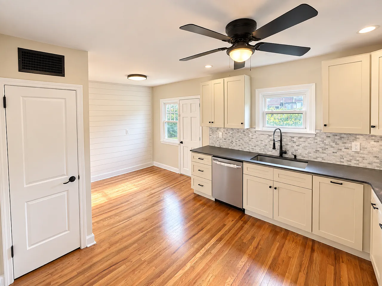 3 bed, 1250 sqft, $2,500 — Photo 2