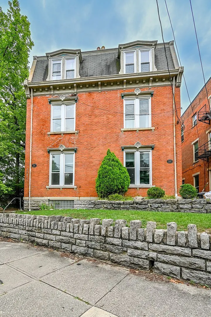 3 bed, 1.0 bath, 764 sqft, $1,750 — Photo 1