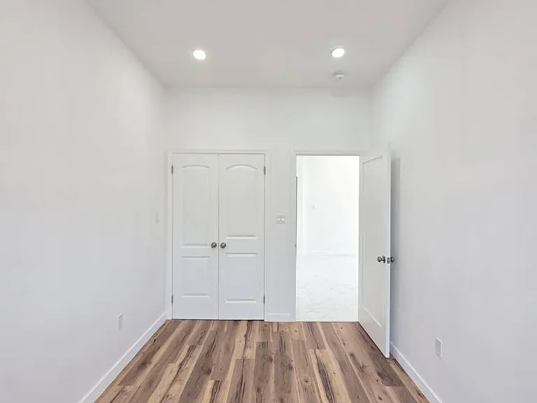 2722 E 26th St #2R — Photo 12