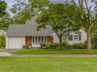 7 Pell Ter, Garden City, NY 11530