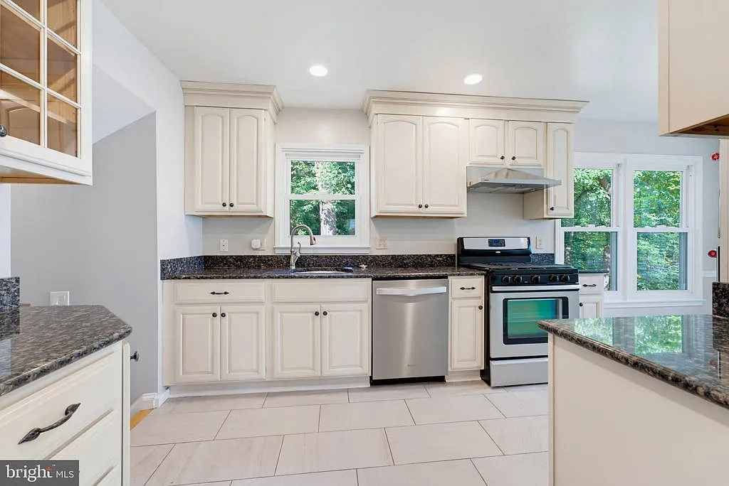 4 bed, 1.0 bath, 3208 sqft, $3,800 — Photo 4