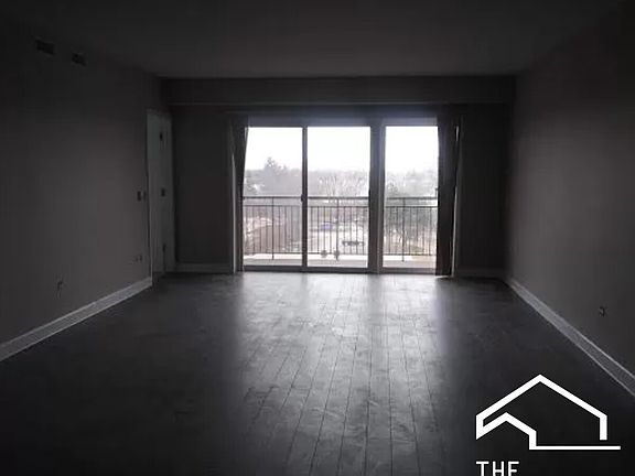 4th image of 5555 N Cumberland Ave Unit 606