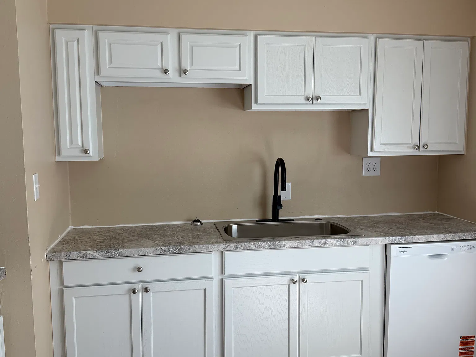 3 bed, 884 sqft, $1,600 — Photo 2