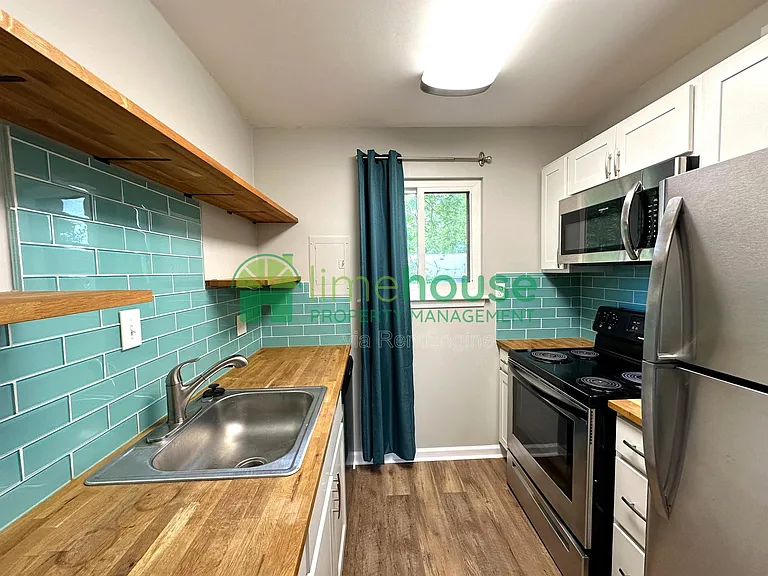 1009 Barclay Sq — Photo 2