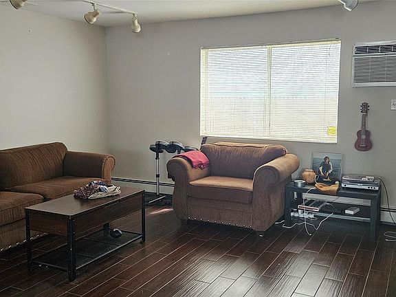 4th image of 558 Lincoln Blvd