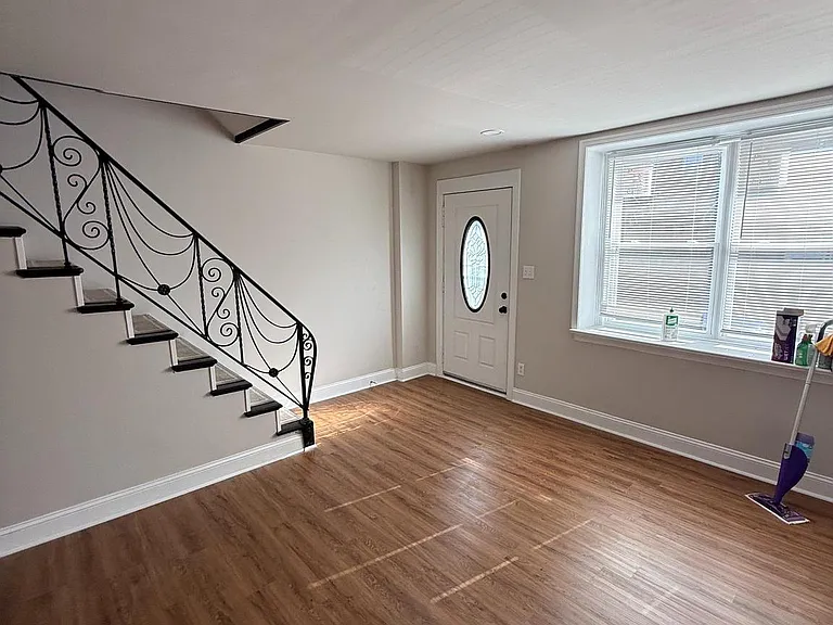 4427 Vista St — Photo 2