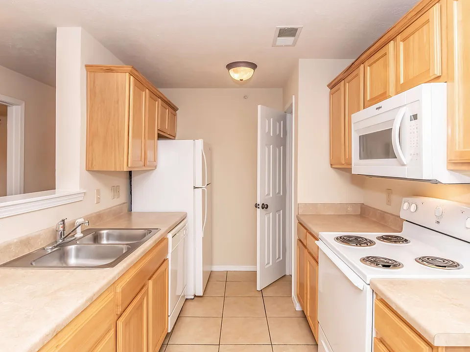 Scenic Station Apartments 2 bed kitchen