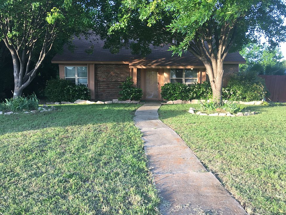 1st image of 1825 Castle Dr