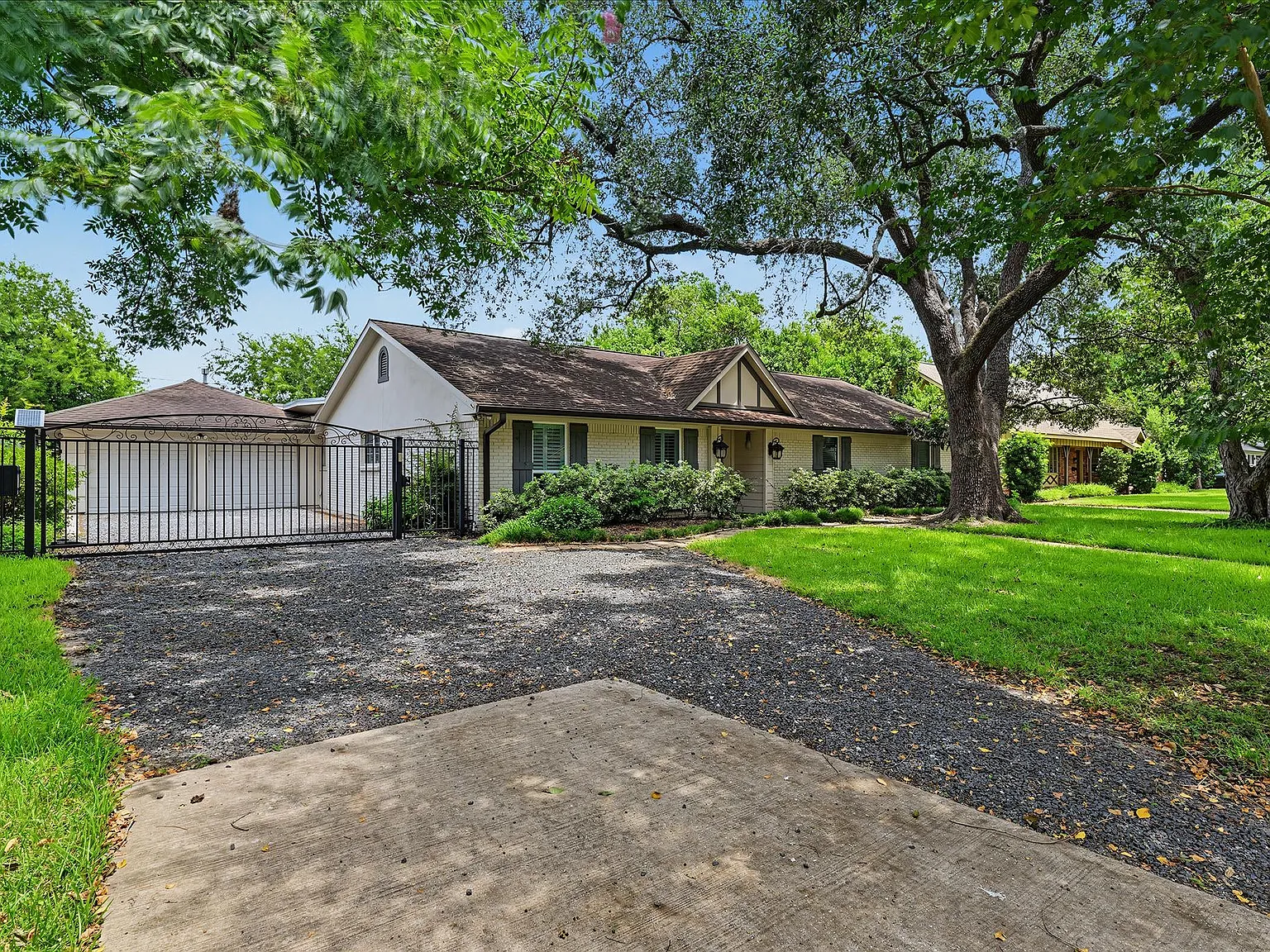 4 bed, 3.0 bath, 2655 sqft, $3,400 — Photo 2