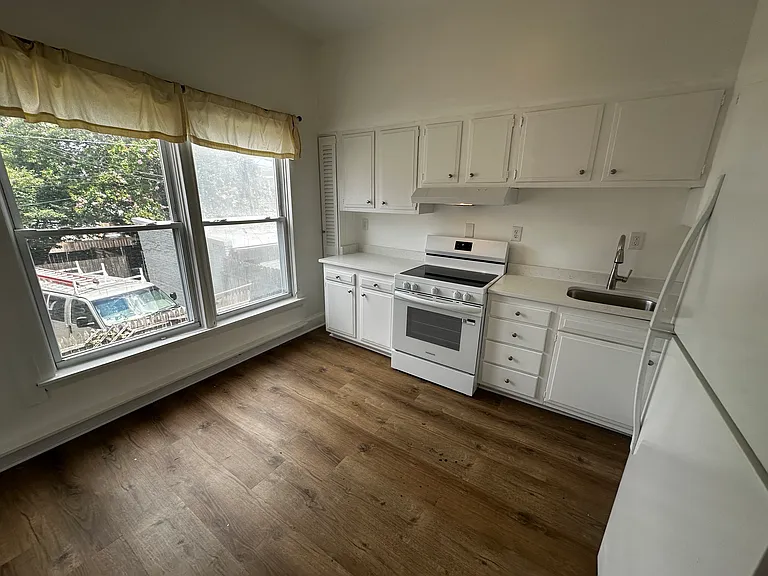 306 E St NE — Photo 21