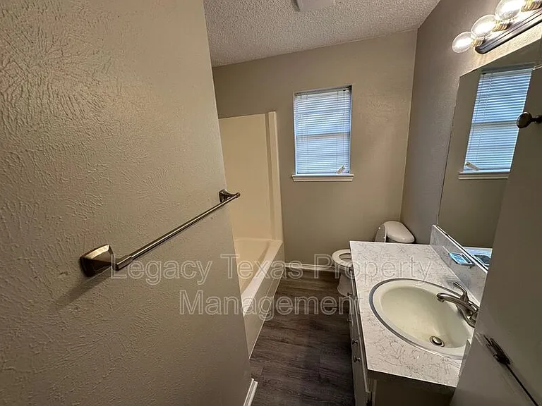 1116 N Nolan River Rd #B — Photo 18
