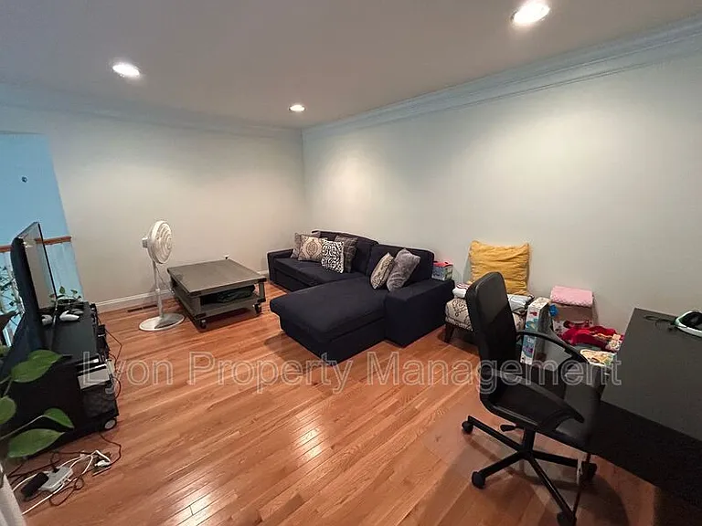 240 Sanctuary Dr — Photo 25