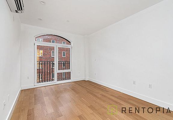 4th image of 961 Willoughby Ave #3M