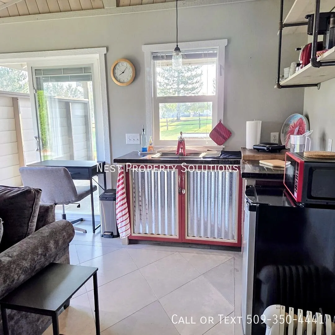 Fully Furnished Studio on the Golf Course — Photo 3