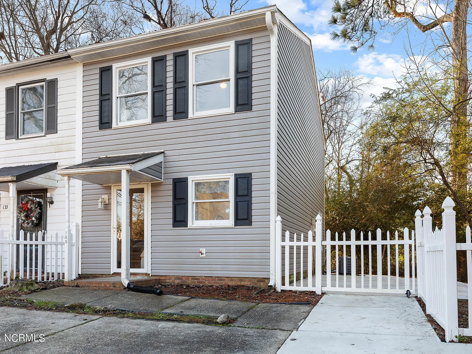 2 bed, 1.5 bath, 1024 sqft, $1,295 — Photo 2