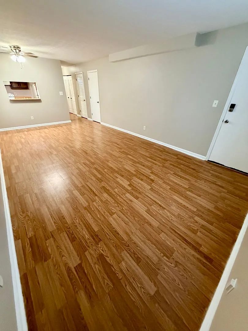 Newly Renovated Spacious 1 Bed in Amazing Location — Photo 2