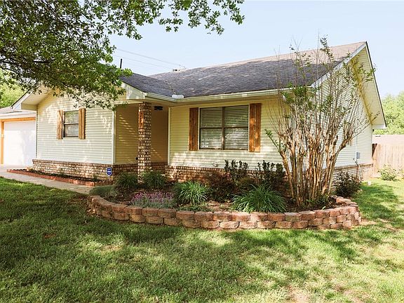 3rd image of 717 Woodland Dr