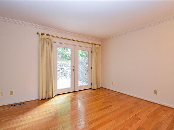5th image of 3255 Londonderry Ln