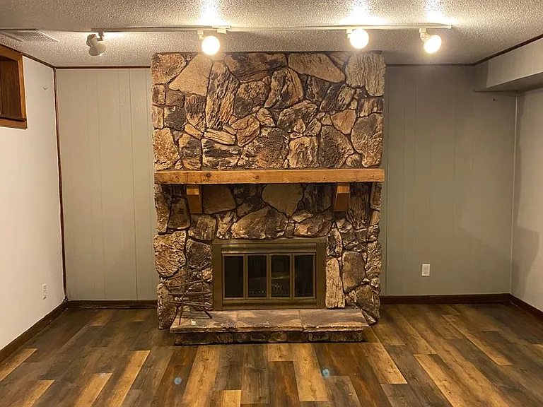 883 Roanoke Dr — Photo 7