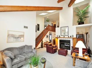 2500 Teal Rd, Lindenhurst, IL 60046