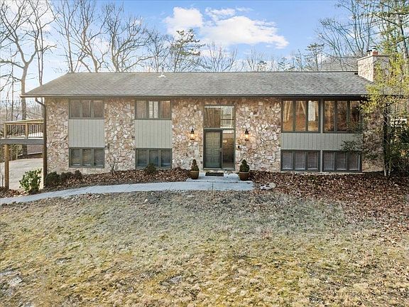 2nd image of 3225 Laurel Dr