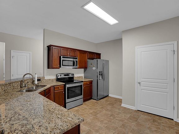 4th image of 24 Palmetto Wood Ct