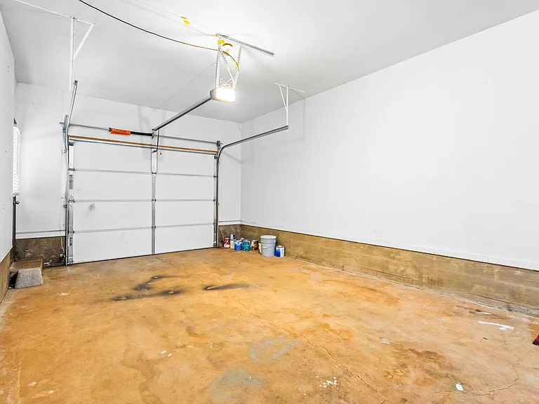 518 NE Dallas Dr — Photo 19