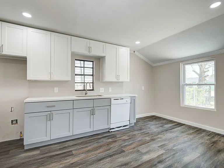 418 S Kansas St — Photo 10