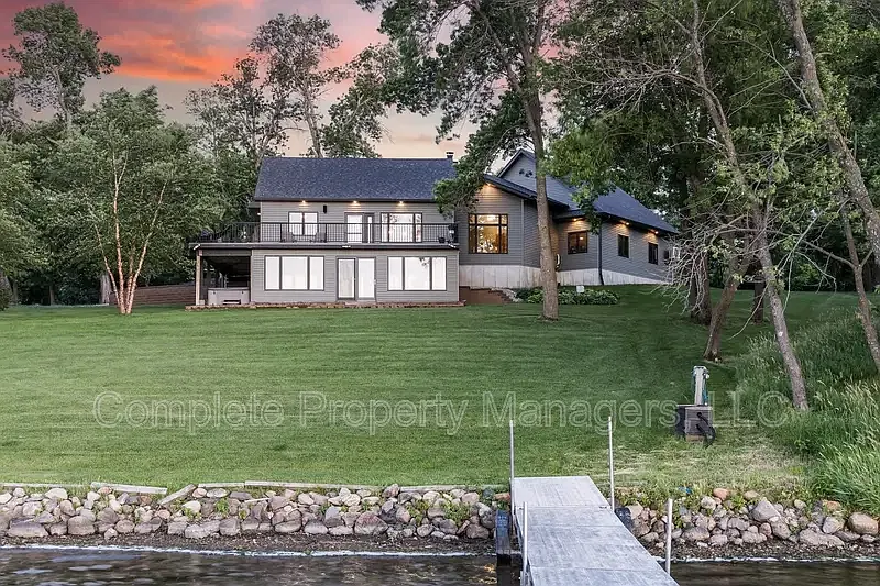 3 bed, 3.0 bath, 2645 sqft, $3,200 — Photo 4