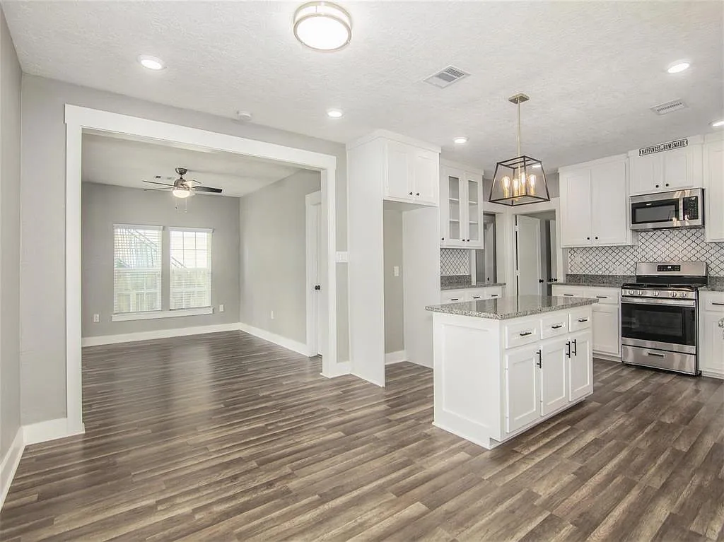 3 bed, 1400 sqft, $1,700 — Photo 2
